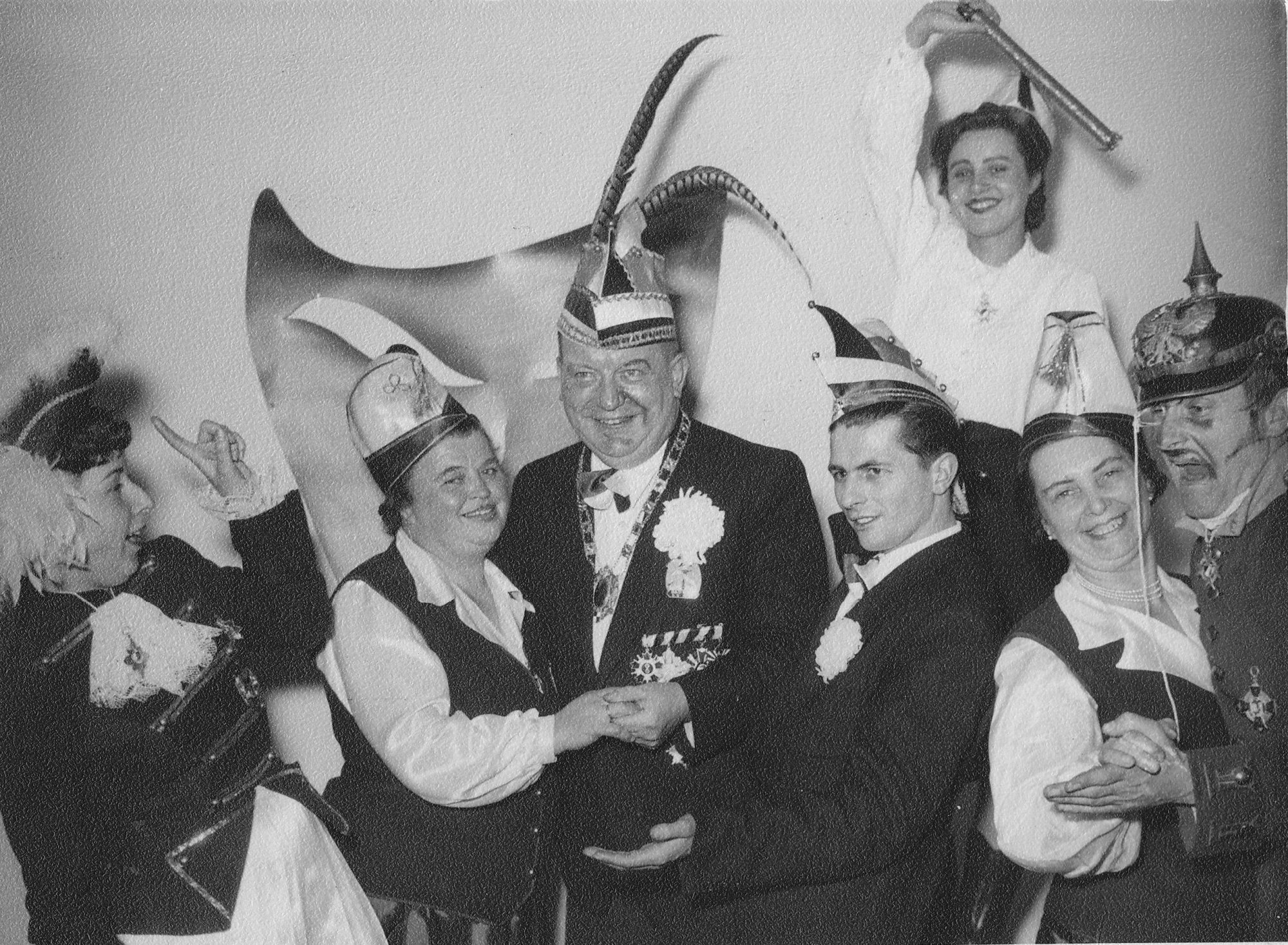 1953 Horchheim Karneval HCV v.l. Wilma Klepzig, Kath. Dörr, Hannes Kalkhoven, Manfred Korbach, Jule Rech, Karl Wurscht Wörsdörfer