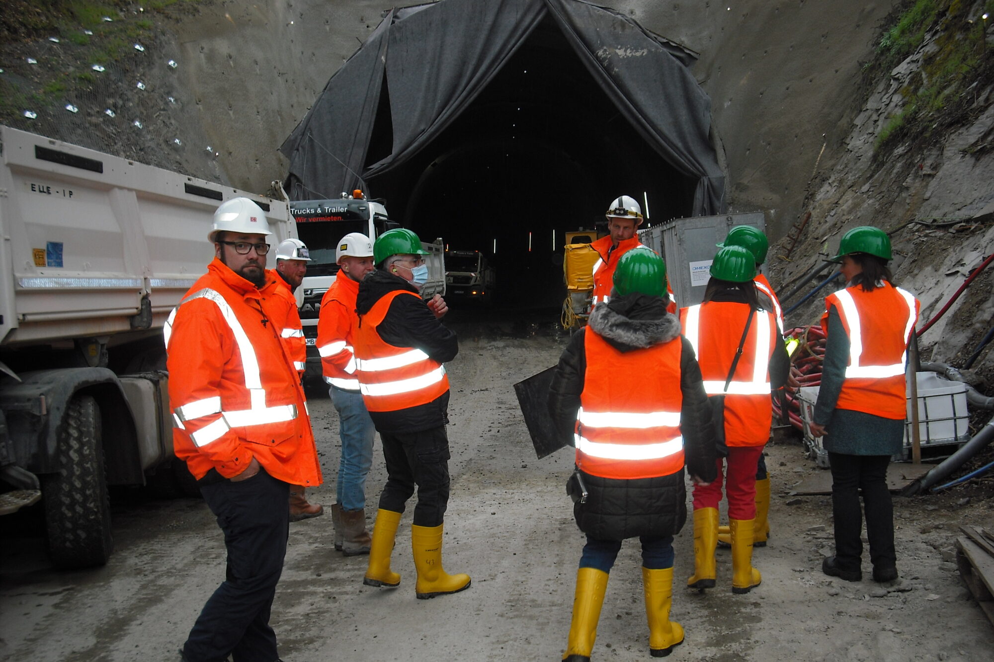 Der Vorstand der Heimatfreunde vor dem Tunnelportal des Horchheimer Eisenbahntunnel