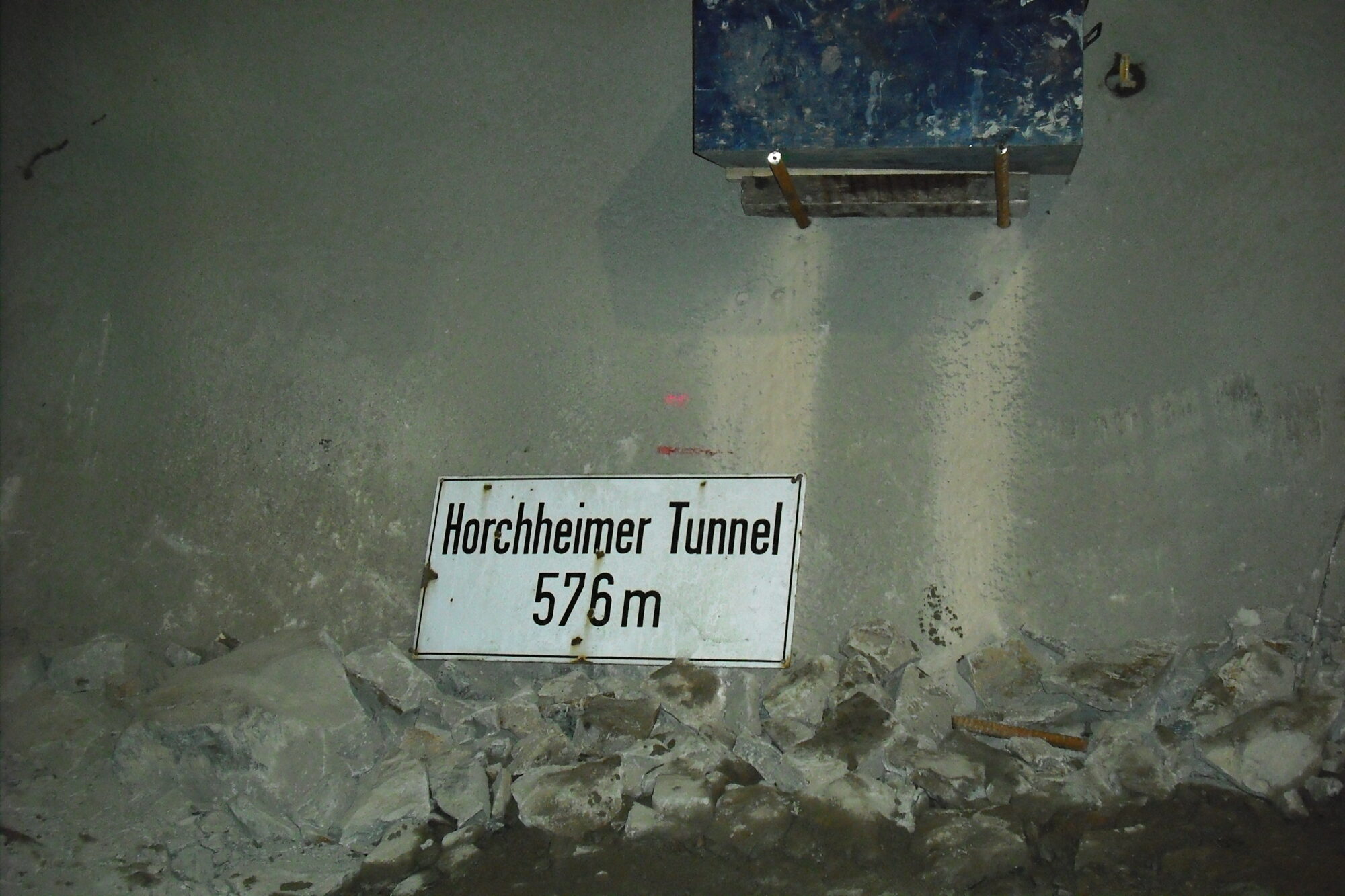 Tunnelschild Horchheimer Eisenbahntunnel vor der Übergabe