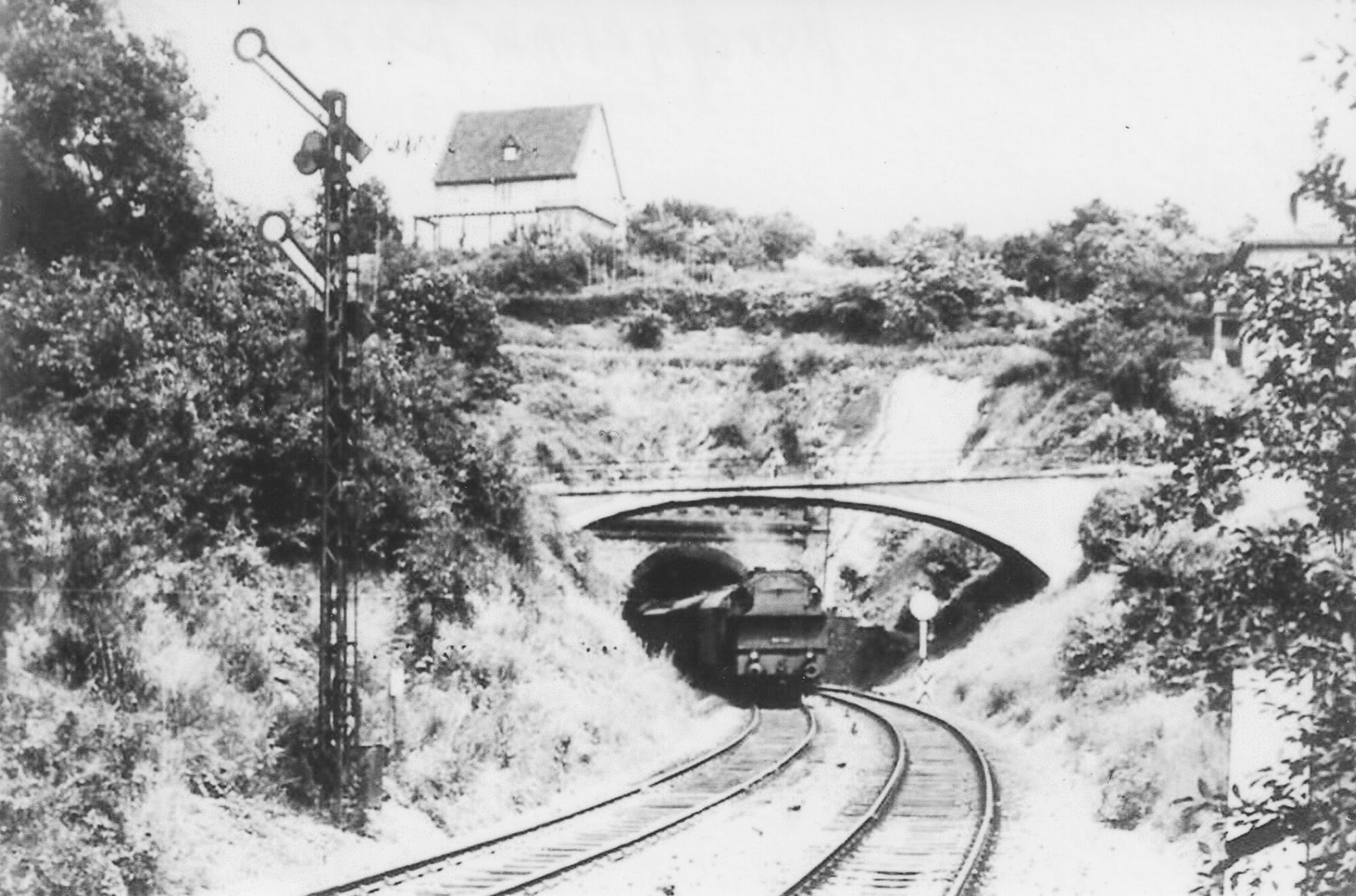 Portal des Horchheimer Eisenbahntunnels kurz nach dem Krieg