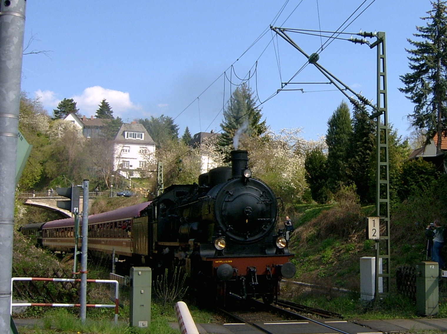 Dampflok kommt aus dem Horchheimer Eisenbahntunnel