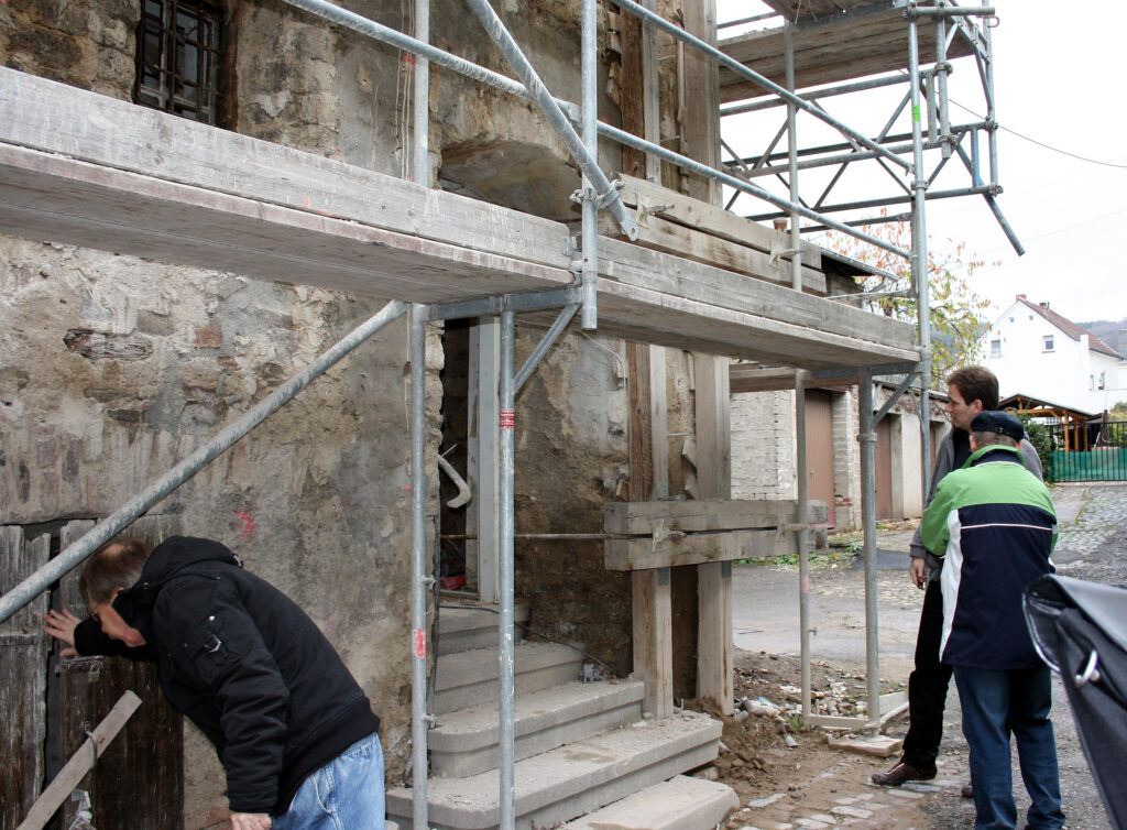 Begehung des Romanischen Hauses während der Sanierungsarbeiten im November 2010