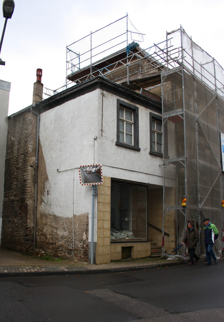 Begehung des Romanischen Hauses während der Sanierungsarbeiten im November 2010