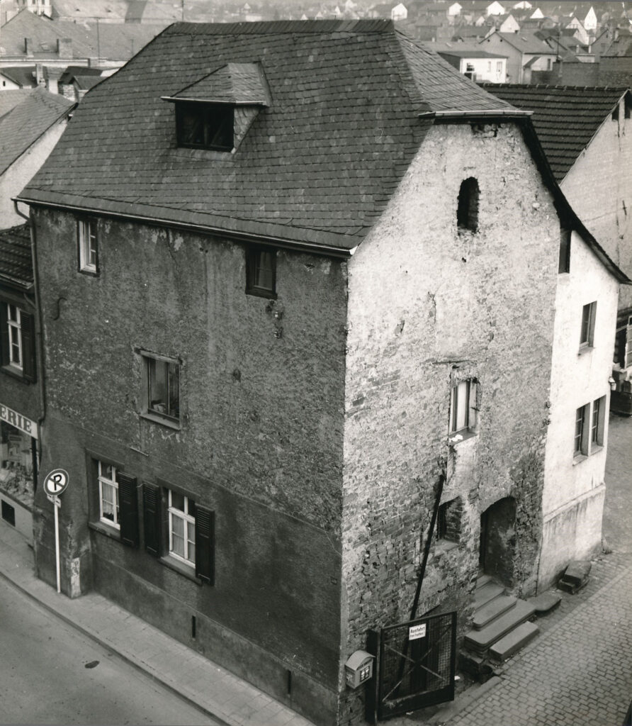 Romanisches Haus in Horchheim mit Anbauten, ca. 1960 vom ehemaligen St. Josef-Krankenhaus aus gesehen Foto: Karl-Heinz Melters, Aachen