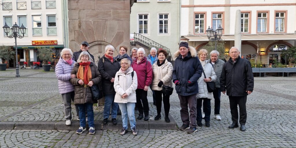 Teilnehmer der Nachtführung der Heimatfreunde Horchheim in Koblenz am Plan