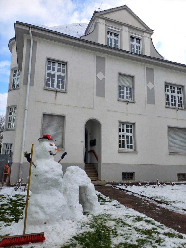 Januar ‒ Ein fröhlicher Schneemann vor dem Pfarrhaus in der Emserstraße als winterlicher Gruß aus der Nachbarschaft. ‒ Foto: Elvi Ziegler-Mathäy