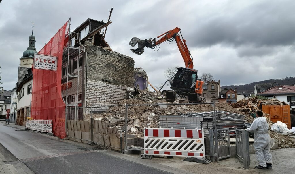 April ‒ Abriss des historischen Sauder-Hauses für den Neubau der Sparkasse in der Emser Straße - ein Stück Horchheimer Geschichte verschwindet. ‒ Foto: Andreas Weber