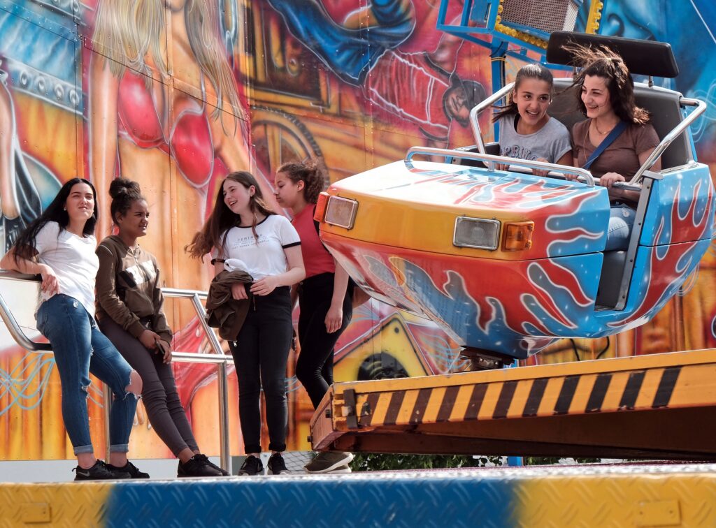 Juni ‒ Horchheimer Kirmes: Vier Tage lang verwandelt sich der Sportplatz in einen lebendigen Rummelplatz mit Schaustellern und Attraktionen. ‒ Foto: Lothar Stein