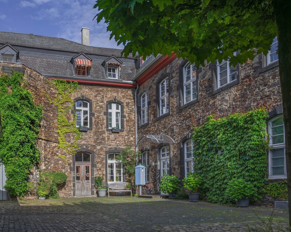 Juli ‒ Sommerstimmung am von-Eyß’schen Palais - ein Blick auf das historische Gebäude und den einladenden Hofeingang. ‒ Foto: Jürgen Dewald