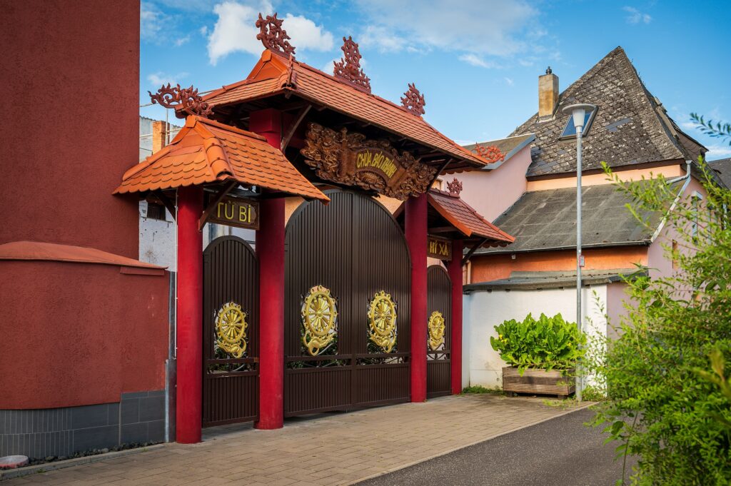 September ‒ Das Tor zur Bao Thanh Pagode - der buddhistische Tempel im ehemaligen Kolpinghaus verbindet Tradition und Spiritualität. ‒ Foto: Jürgen Dewald