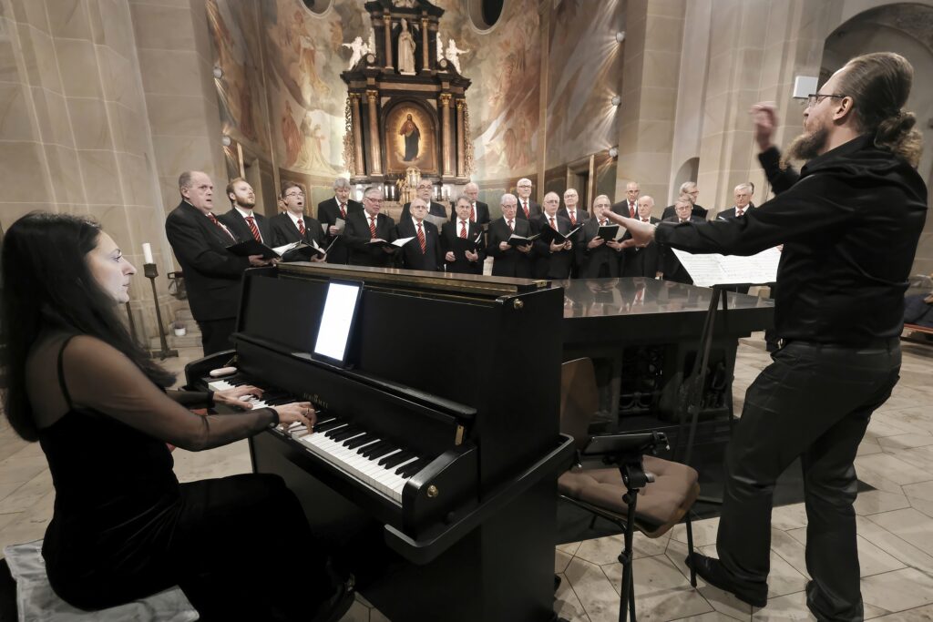 November ‒ Männerchorkonzert in der Pfarrkirche St. Maximin - unter der Leitung des Dirigenten Wassily Kotykov und begleitet von Maria Streltsova am Klavier. ‒ Foto: Lothar Stein