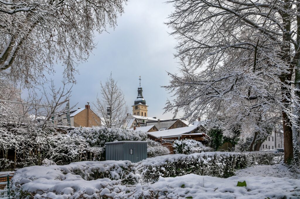 Dezember ‒ Winteridylle in Horchheim: Ein malerischer Blick von der Grundschule auf die verschneite Pfarrkirche St. Maximin. ‒ Foto: Jürgen Dewald