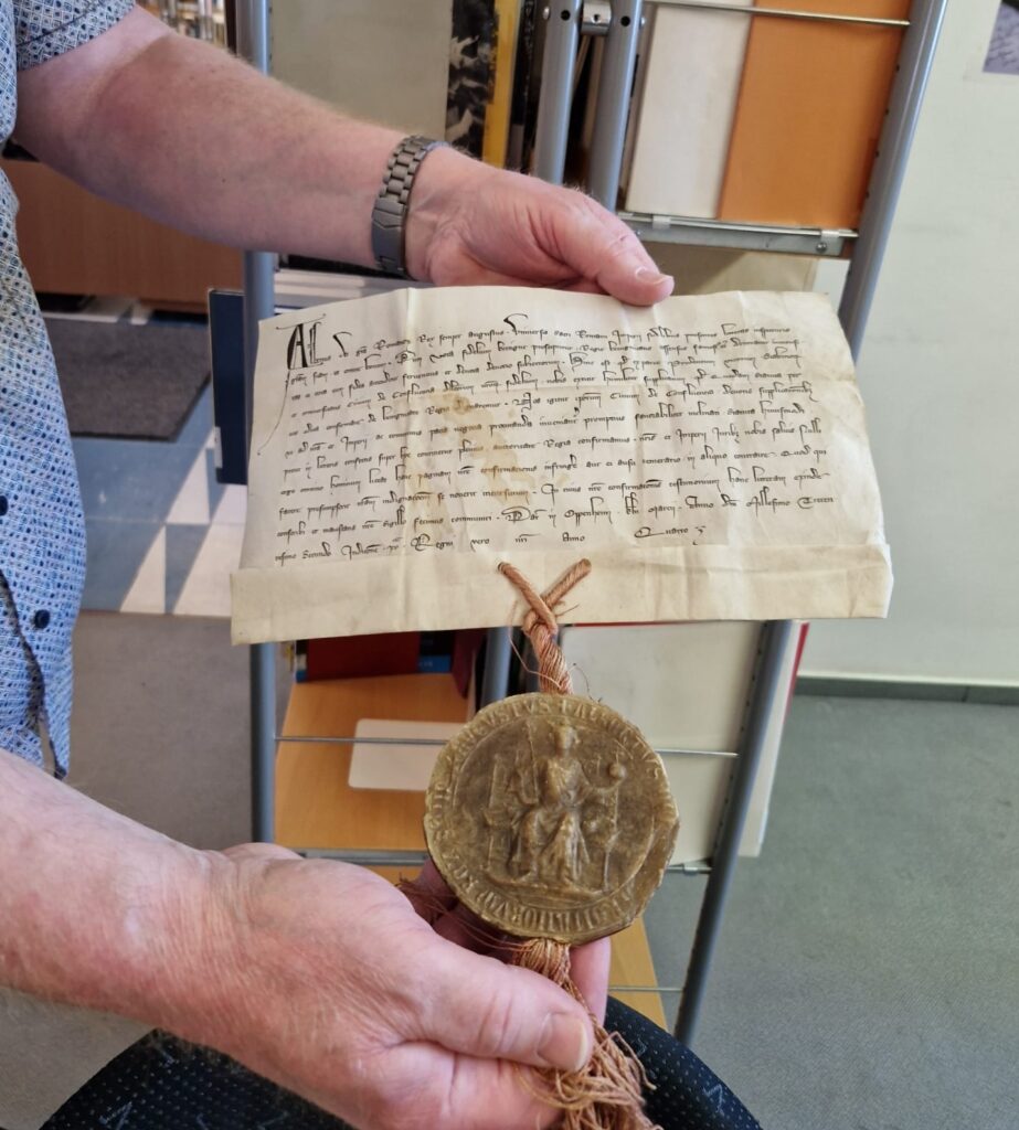 Beispiel einer original mittelalterlichen Urkunde mit königlichem Siegel aus dem Bestand des Stadtarchivs