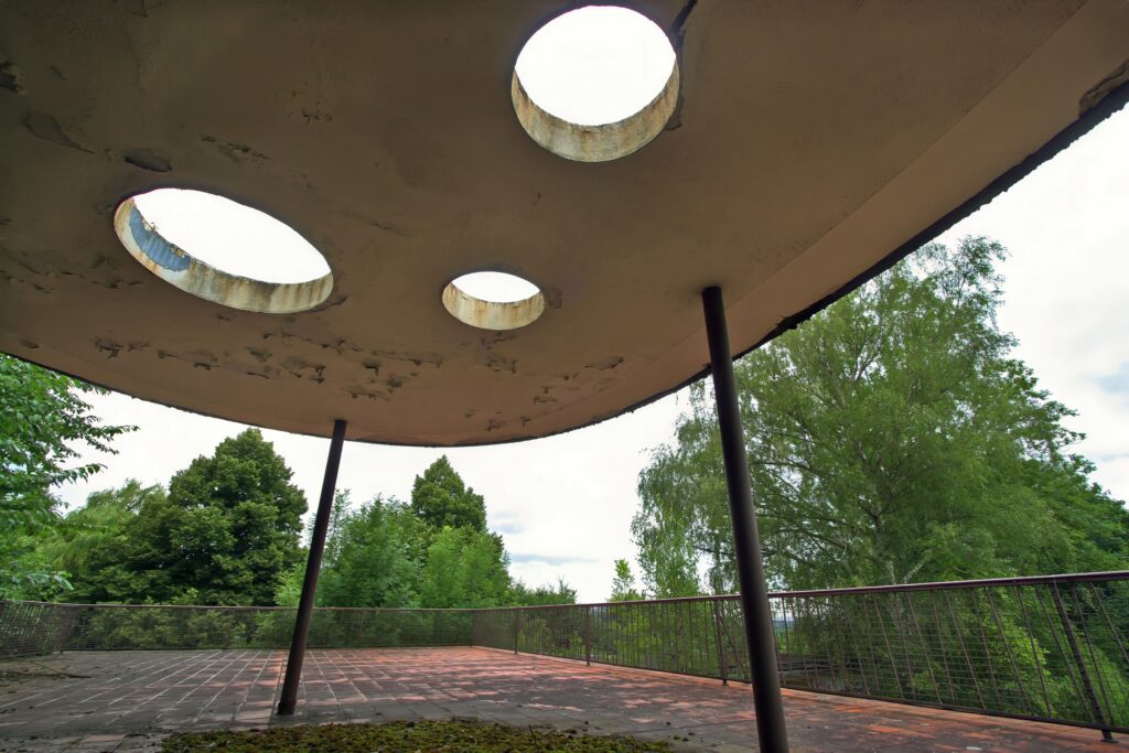 Die Terrasse des alten Horchheimer Soldatenbades im Baustil der 1950er Jahre
Foto © Lothar Stein