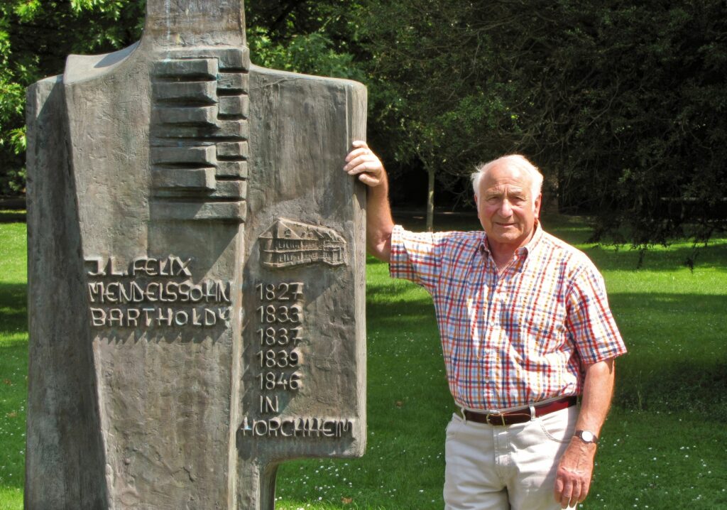 Robert Stoll an seinem 80. Geburtstag vor der Mendelssohn-Stele
Foto © Archiv Heimatfreunde Horchheim