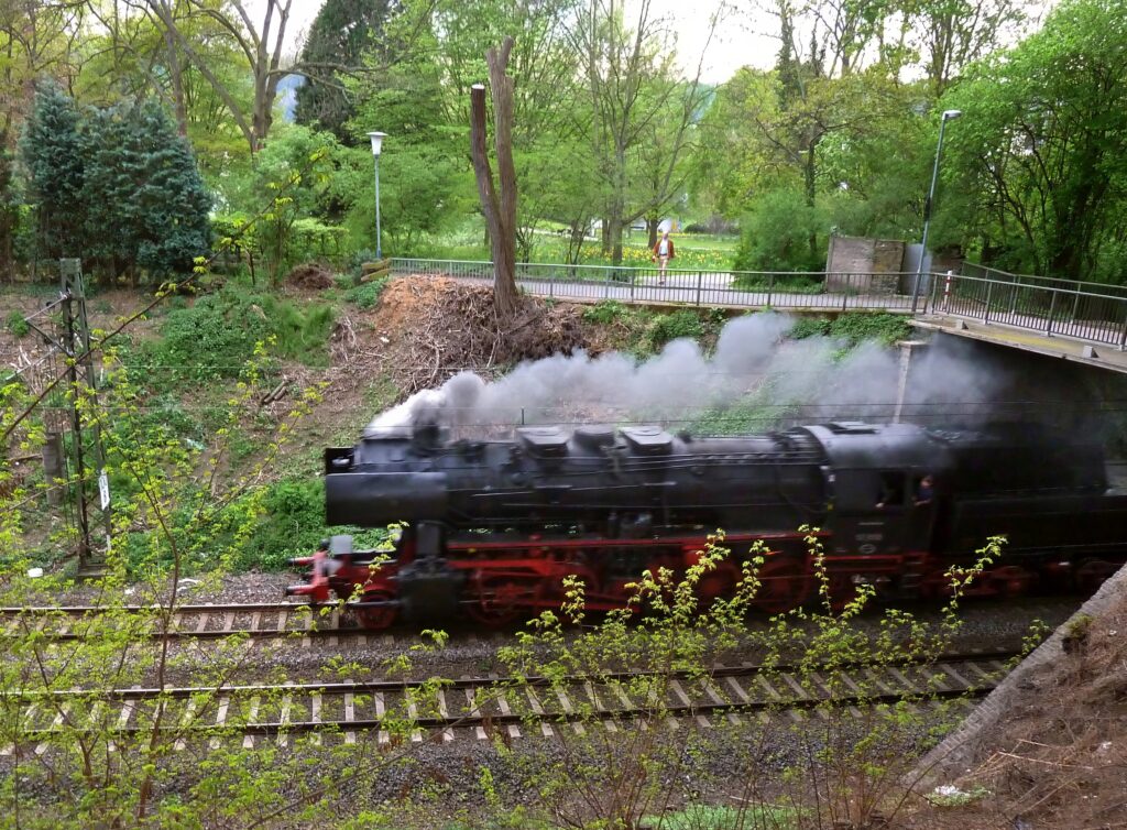 Dampflokomotive in Horchheim auf Fahrt Richtung Niederlahnstein, hinter dem Mendelssohnpark
Foto © Lothar Stein