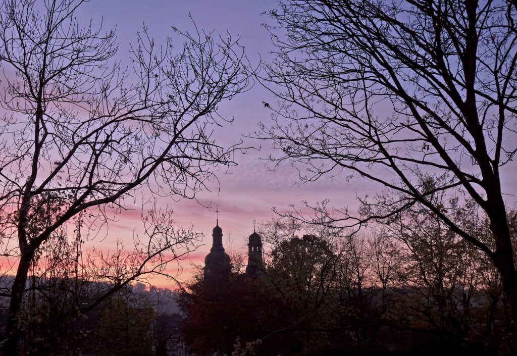 Blick von der Mendelssohnstraße auf die Pfarrkirche St. Maximin
Foto © Lothar Stein