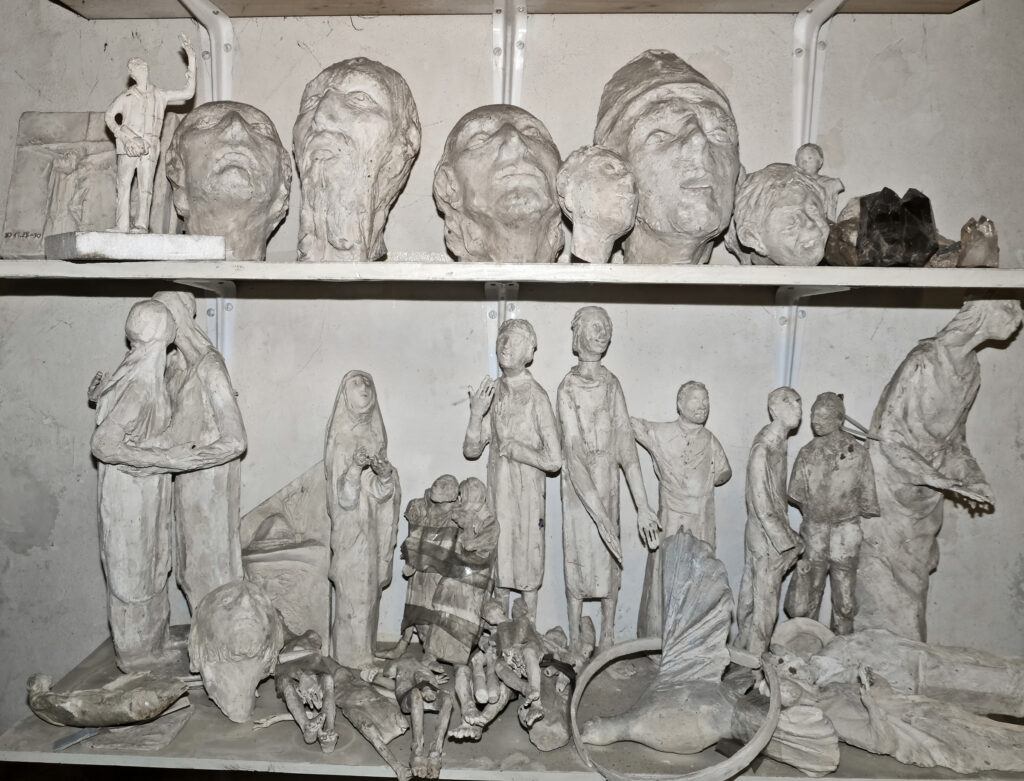 Gipsmodelle im Atelier Welling