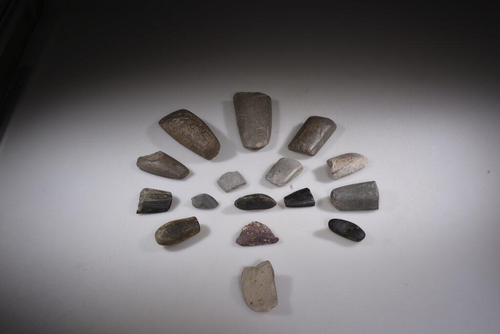 Konvolut jungsteinzeitlicher Steinartefakte mit Dechseln, Beilen und Axt