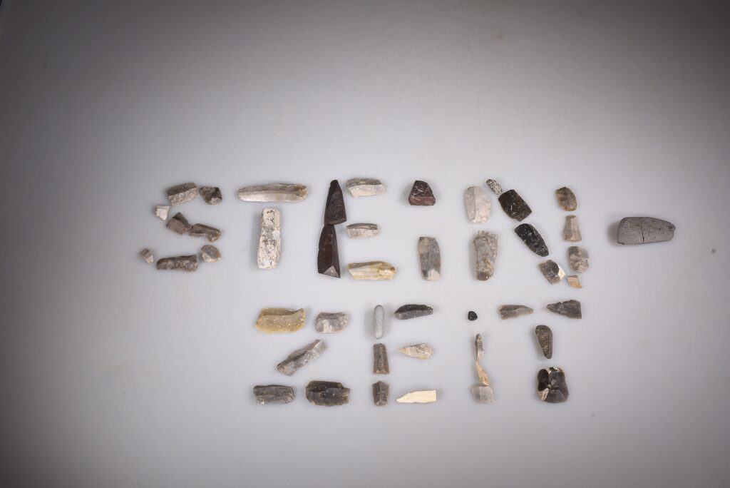 Jungsteinzeitliche Silexartefakte wie Klingen, Kratzer und Pfeilspitzen