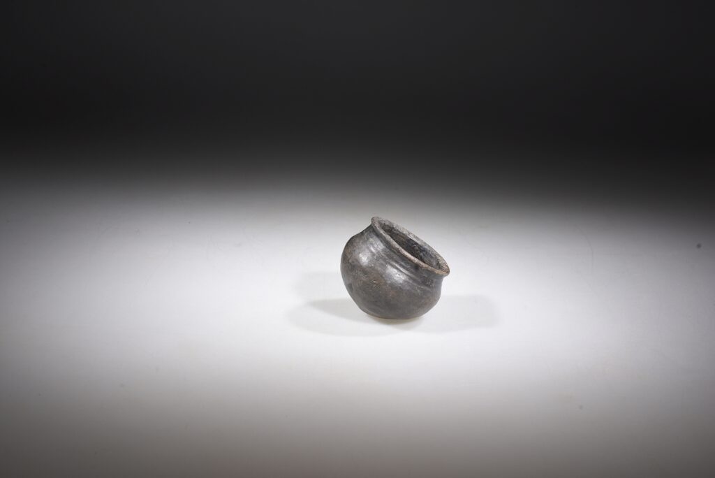 Kegelhalsbecher mit Schulterriefen aus der Urnenfelderzeit